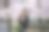 年轻的女商人站在樱花前的肖像图片下载