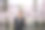 年轻的女商人站在樱花前的肖像图片下载