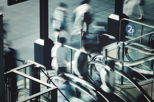 使用自动扶梯的人商业形象图片下载