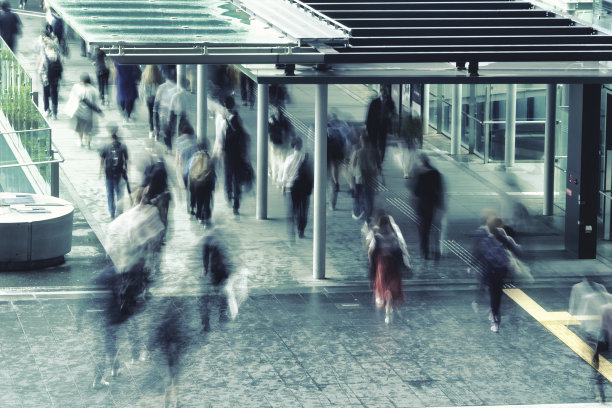 一个人在城市中行走的剪影图片下载