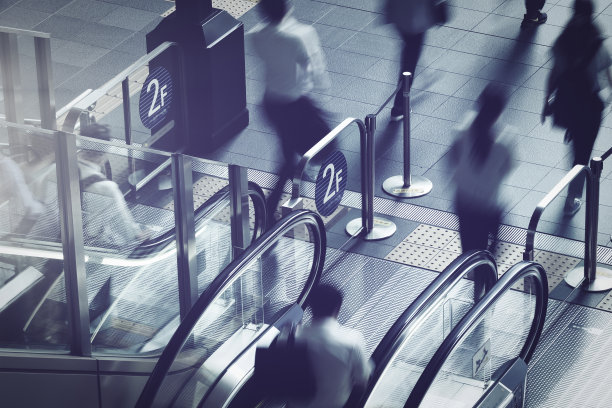 使用自动扶梯的人商业形象图片下载