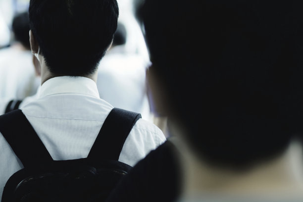 早上通勤的行人后视图图片下载