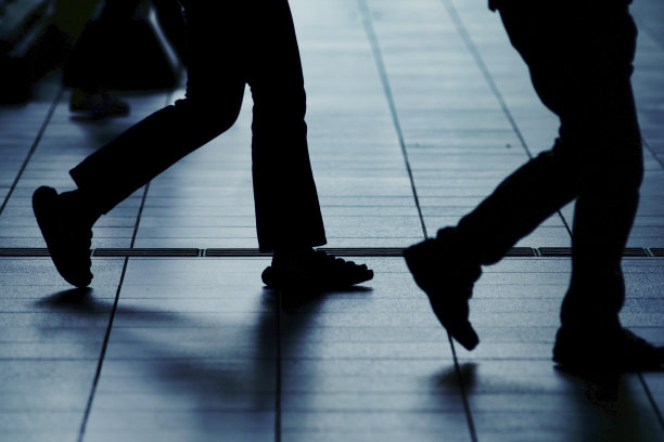 行走的人的轮廓和地面图片下载