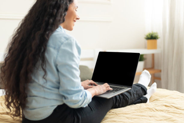 使用带黑色空白屏幕笔记本电脑的女人，样机模板图片下载