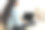 使用带黑色空白屏幕笔记本电脑的女人，样机模板图片下载