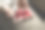 女性手拿红丝带的礼盒图片下载