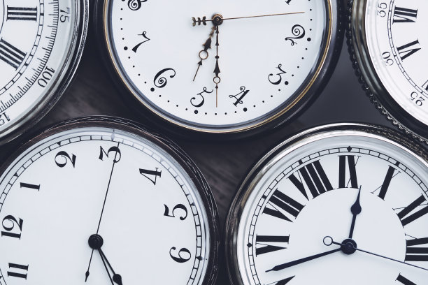 背景材料为多个怀表图片下载