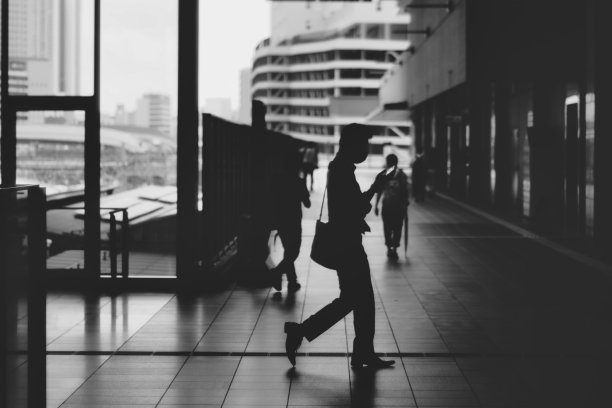 一个人在城市中行走的剪影图片下载