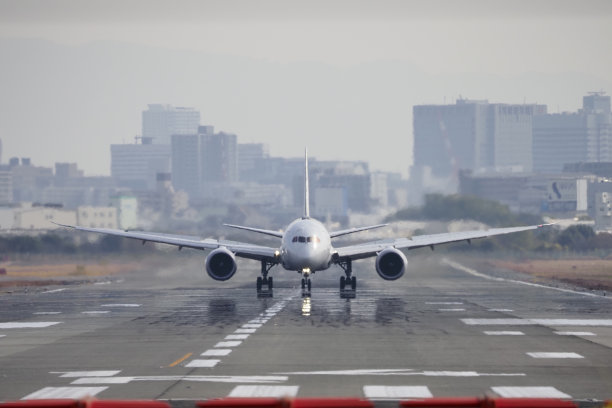 日本飞机和城市景观图片下载