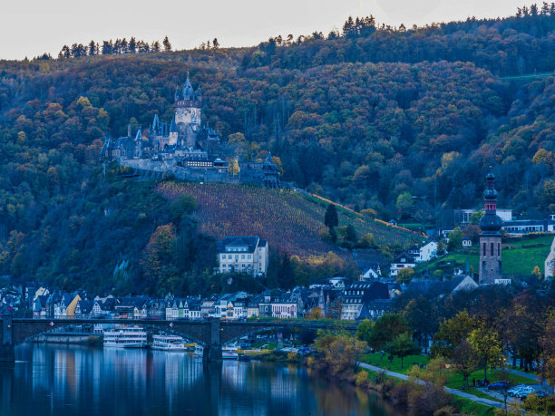 德国科赫姆-泽尔区，五彩缤纷的秋季下午，科赫姆镇和城堡的长镜头曝光图片下载
