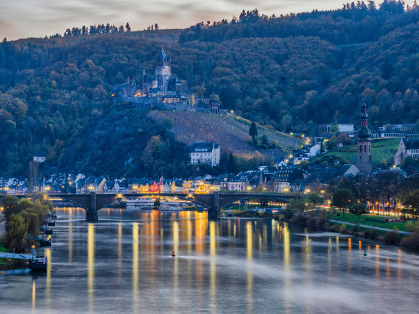 德国Cochem- zell地区，秋季黄昏时分的Cochem小镇和城堡的长曝光镜头图片下载