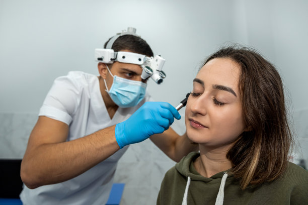 在医生预约时用耳镜对女性耳朵进行的高级检查。图片下载