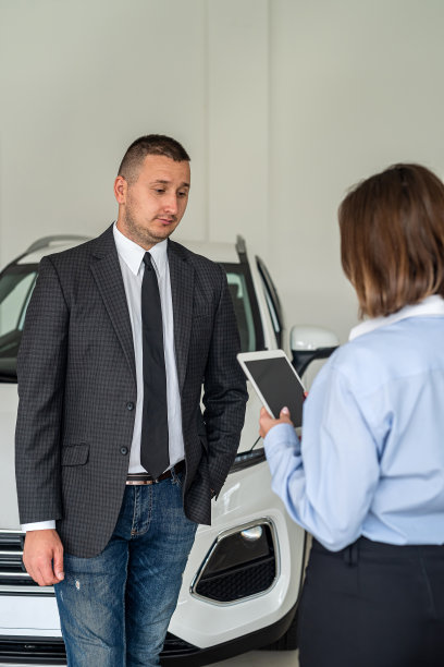 销售人员向一位快乐的白人女性客户展示一辆新的现代汽车图片下载