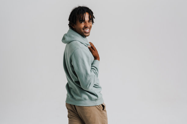 微笑的年轻非洲男子穿着帽衫站在孤立图片下载