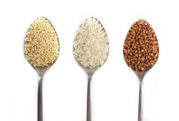 把荞麦粒、大米和小米粒倒进勺子里图片下载