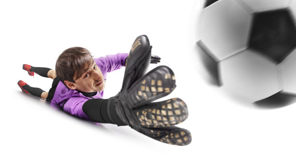 守门员上场了。足球。守门员接球。运动的概念。关闭了。孤立在白色背景中图片下载