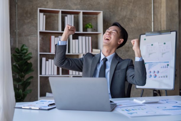 市场营销、财务、会计和计划，一个商人表达了他为一个成功的公司获得年度利润的喜悦图片下载