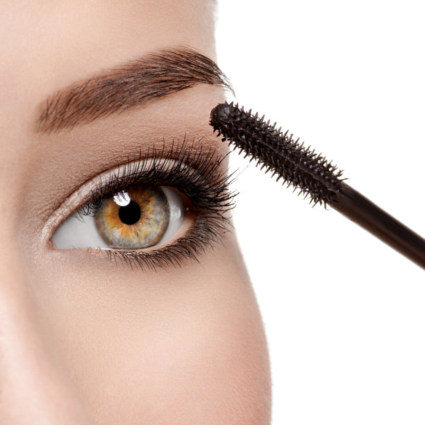 女人眼睛用黑色的长睫毛和化妆刷图片下载