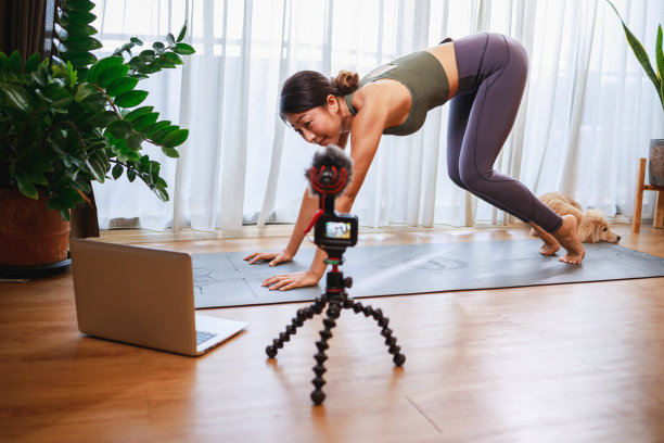 与一位有成就的亚洲老师一起体验瑜伽的乐趣图片下载