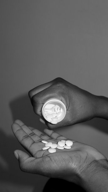 一名妇女正在服用药片图片下载