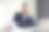 微笑的中年商人在办公室打电话和检查文件图片下载