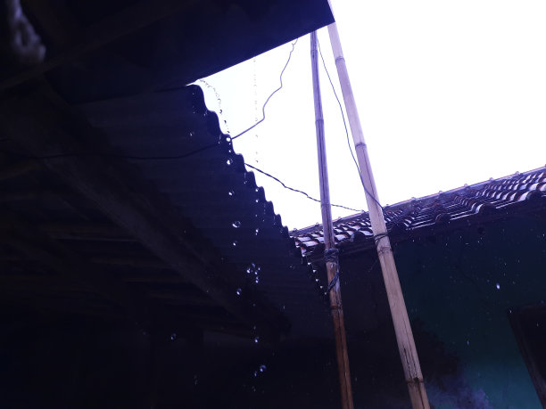 雨落屋顶时图片下载