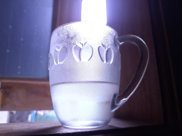 用玻璃杯喝水图片下载