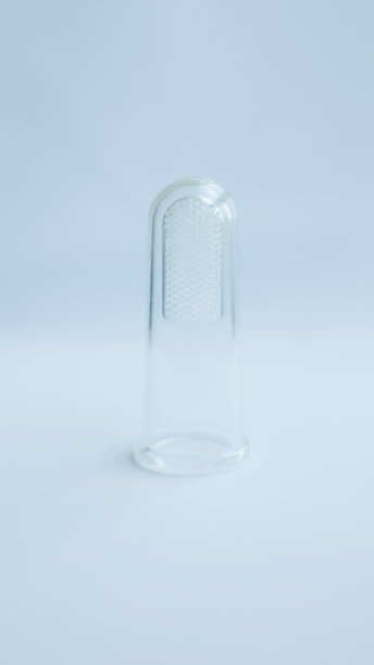 婴儿牙刷或婴儿牙刷，由透明硅胶材料制成，手戴，帮助您的第一颗乳牙清洁，隔离洁白。图片下载