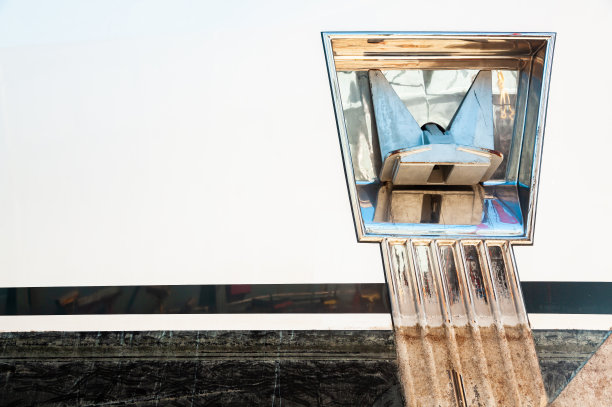 侧视图的豪华游艇与锚锚链锚。图片下载