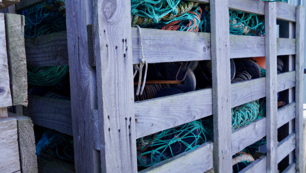 航海背景，码头上储存的捕鱼设备图片下载