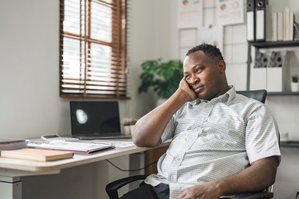 黑人商人在现代办公室的笔记本电脑上工作，压力大，无聊，多虑图片下载