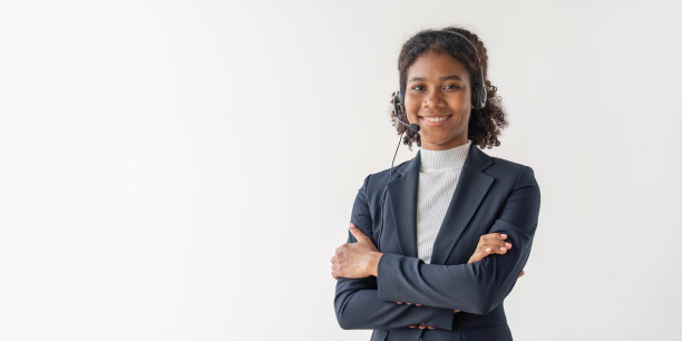 工作场所快乐微笑的女性客户支持电话接线员的肖像。在呼叫中心工作的微笑美丽的非洲裔美国妇女图片下载