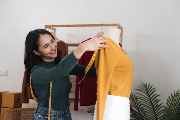 女造型师成功的时尚事业。微笑的亚洲设计师肖像时尚站在时尚工作室工作。时装设计师在办公室的肖像图片下载