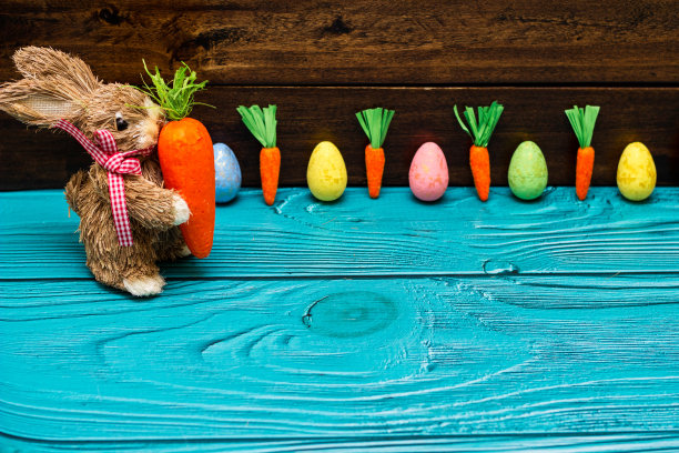 复活节兔子和木桌上的彩蛋图片下载