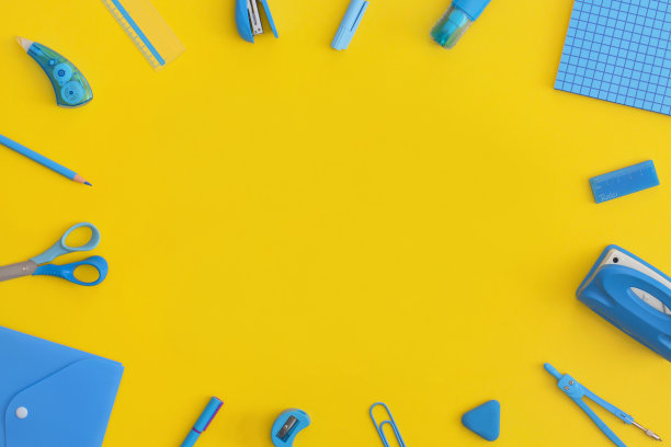 黄色背景的学校文具。带有复制空间的俯视图。平的。回到学校的概念。图片下载
