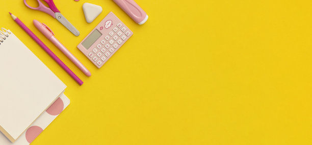 黄色背景的学校文具。带有复制空间的俯视图。平的。回到学校的概念。图片下载