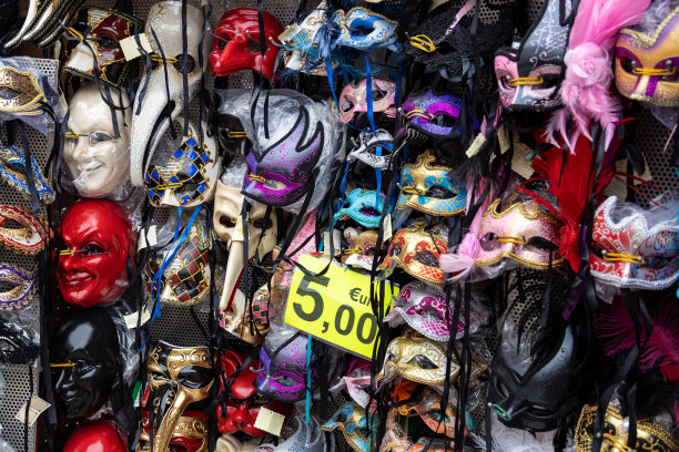2023年狂欢节期间，纪念品商店外的威尼斯狂欢节面具图片下载