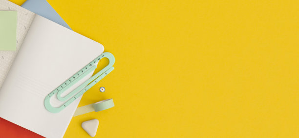 黄色背景的学校文具。带有复制空间的俯视图。平的。回到学校的概念。图片下载
