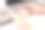 手持银行信用卡模型，工作场所带芯片的银行卡模型，用笔记本电脑键盘输入在线支付数据图片下载