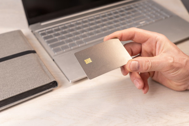 手持银行卡模型，银行卡模型与芯片在办公桌，工作场所。在线支付概念图片下载