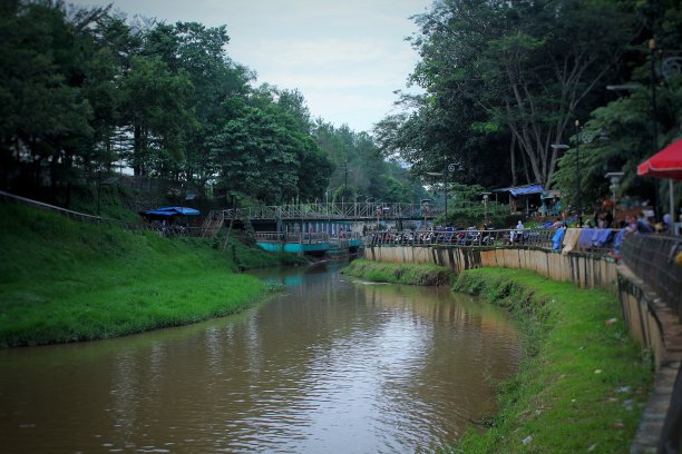 城市公园中央的那条河。图片下载