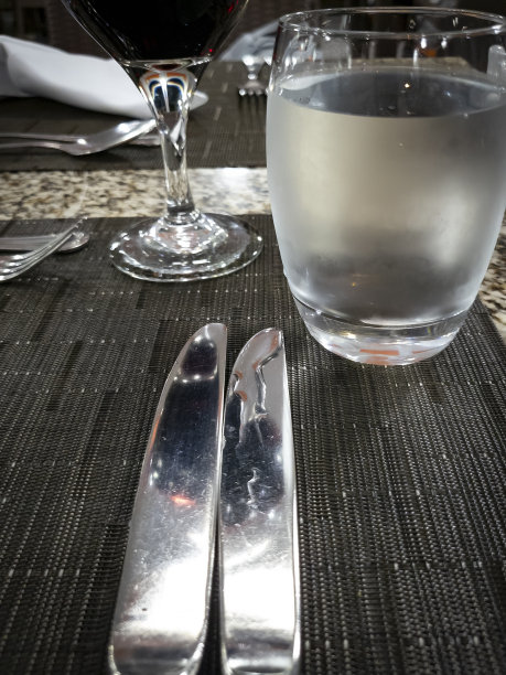 一个地方的特写设置在垫子上图片下载