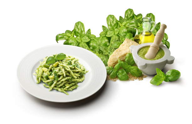 盘子里有热那亚香蒜酱，砂浆和配料图片下载