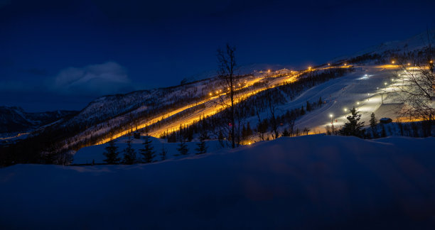 晚上在挪威的Hemsedal滑雪中心滑雪。图片下载