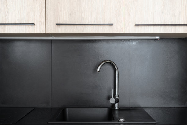 现代公寓的铬水龙头和水槽图片下载