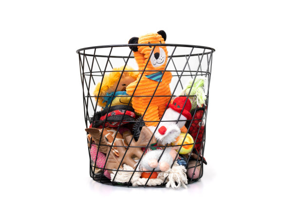 篮子里有各式各样的狗玩具。图片下载