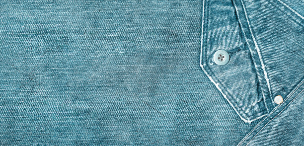 一个denium蓝色牛仔裤特写，横幅与文字空间。查看旧牛仔裤细节图片下载