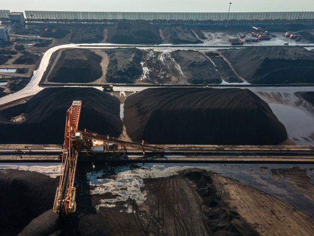 煤港的机器正在运煤图片下载