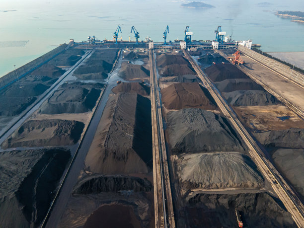 煤港内堆放的黑煤鸟瞰图图片下载