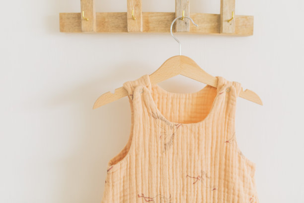 婴儿衬衫挂在架子上图片下载